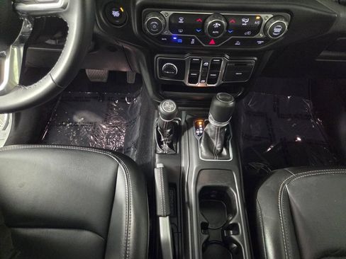 Used 2022 Jeep Wrangler Unlimited Sahara AWD/4WD image 16