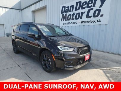 New 2026 Chrysler Pacifica Limited w/ S Appearance Package