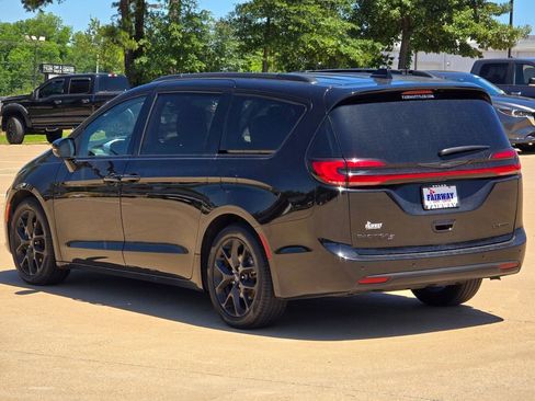 Used 2025 Chrysler Pacifica Limited FWD image 6