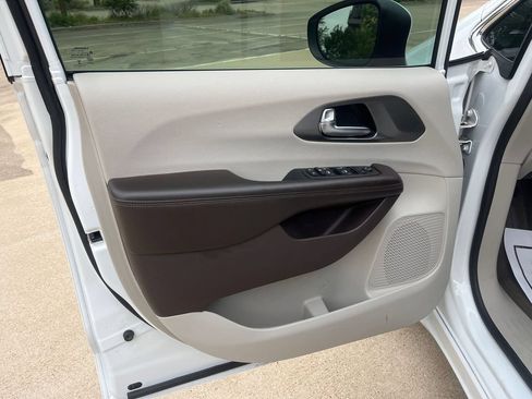 Used 2020 Chrysler Voyager LX w/ Cold Weather Group FWD image 14
