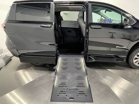 Used 2025 Toyota Sienna XLE image 2