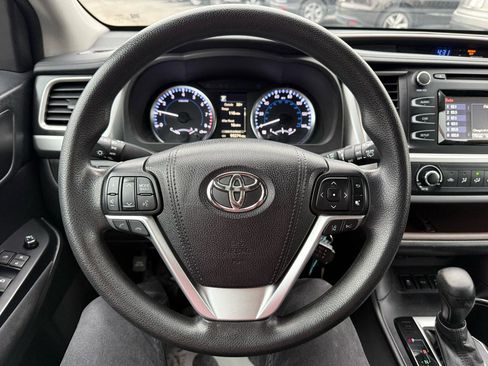 Used 2017 Toyota Highlander LE image 14