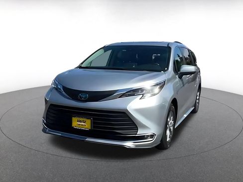 Used 2023 Toyota Sienna XLE FWD image 5