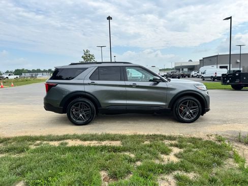Used 2025 Ford Explorer ST-Line w/ ST-Line Street Pack AWD/4WD image 9