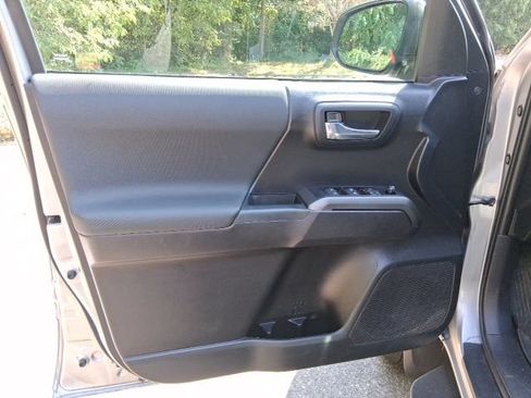 Used 2020 Toyota Tacoma TRD Sport AWD/4WD image 12
