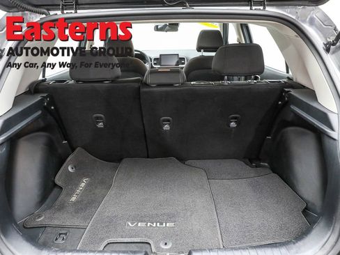 Used 2022 Hyundai Venue SEL image 9