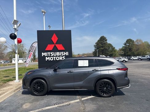 Used 2023 Toyota Highlander XSE FWD image 8