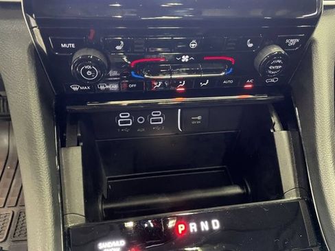 Used 2023 Jeep Grand Cherokee L Limited w/ Black Appearance Package AWD/4WD image 13