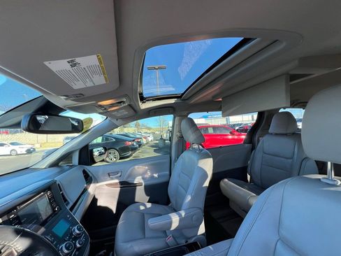 Used 2018 Toyota Sienna XLE image 20
