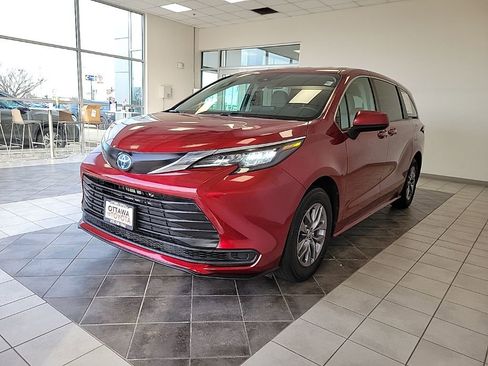Used 2024 Toyota Sienna LE image 2