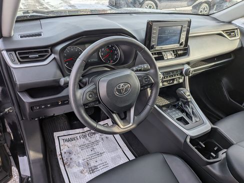Used 2022 Toyota RAV4 XLE Premium image 8