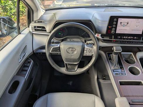 Certified 2024 Toyota Sienna XLE FWD image 17