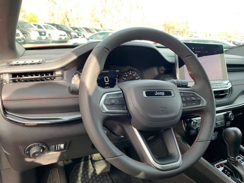 Used 2025 Jeep Compass Trailhawk AWD/4WD image 33