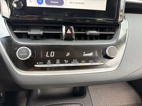 Used 2025 Toyota Corolla LE FWD image 12