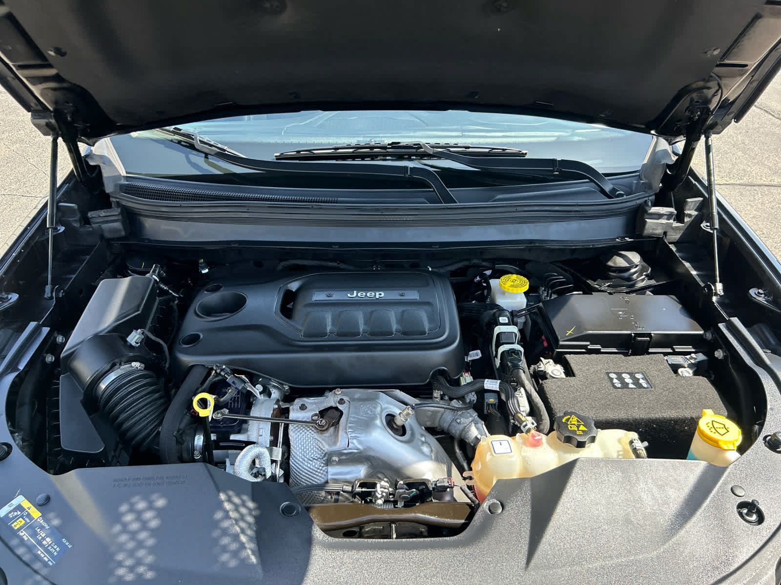 Used 2019 Jeep Cherokee Overland w/ Technology Group AWD/4WD image 30