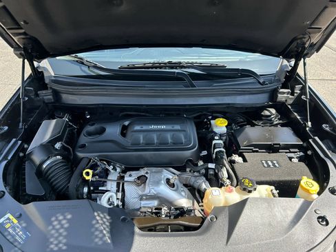 Used 2019 Jeep Cherokee Overland w/ Technology Group AWD/4WD image 30