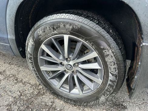 Used 2017 Toyota Highlander XLE w/ Carpet Mat Package image 21