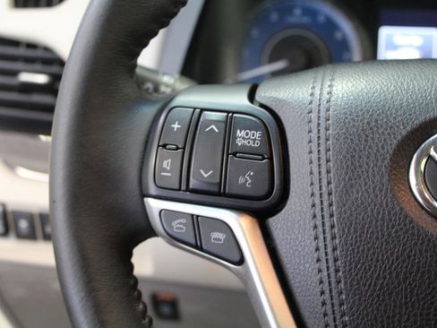 Used 2017 Toyota Sienna XLE w/ XLE Navigation Package AWD/4WD image 9