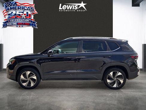 Used 2025 Volkswagen Taos SE AWD/4WD image 2