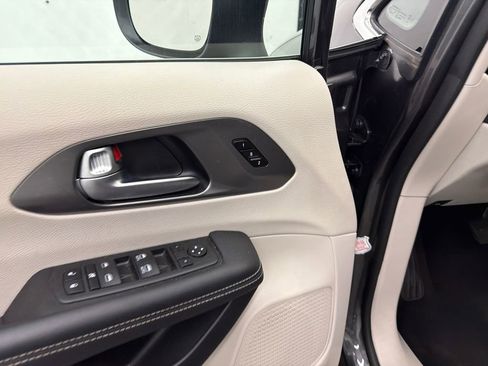 Used 2023 Chrysler Pacifica Touring-L FWD image 12