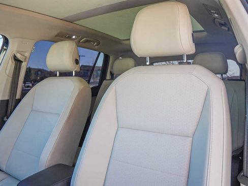 Used 2018 Volkswagen Tiguan SE image 11