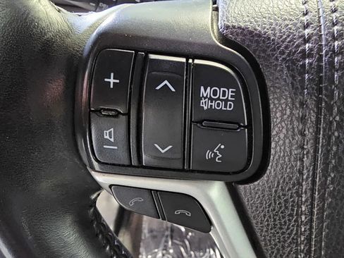 Used 2019 Toyota Highlander SE w/ Carpet Mat Package (TMS) FWD image 16