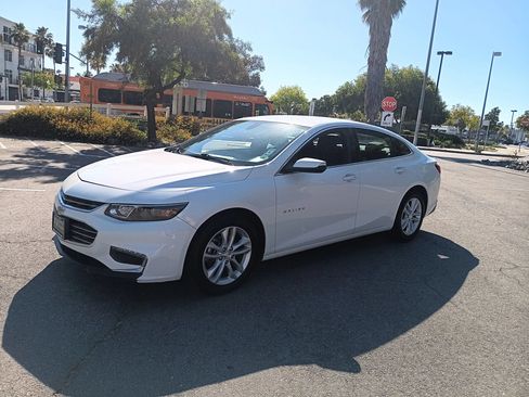 Used 2018 Chevrolet Malibu LT FWD image 3