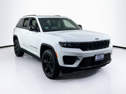 Used 2022 Jeep Grand Cherokee Altitude image 3