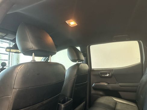 Used 2018 Toyota Tacoma TRD Sport image 16