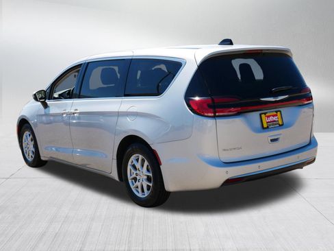 Used 2023 Chrysler Pacifica Touring-L FWD image 5