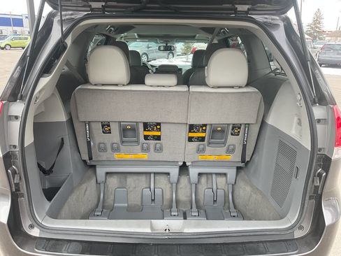 Used 2012 Toyota Sienna XLE image 31