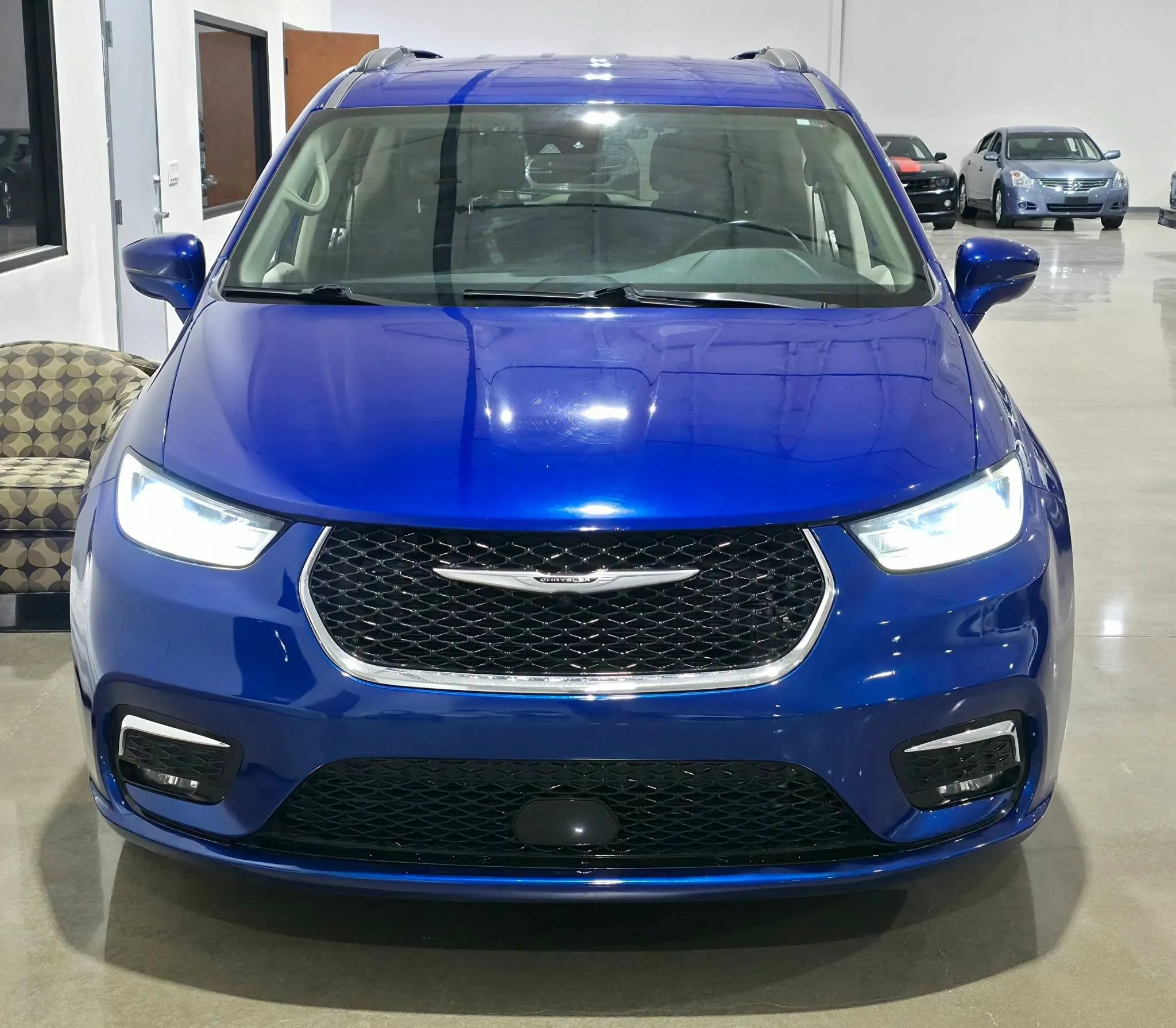 Used 2021 Chrysler Pacifica Touring w/ Cold Weather Group FWD image 9