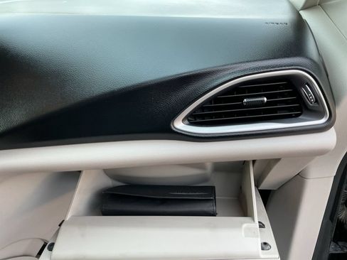 Used 2017 Chrysler Pacifica Touring-L FWD image 27