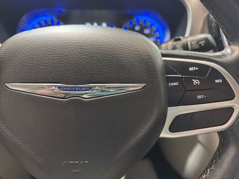Used 2019 Chrysler Pacifica Touring-L image 27