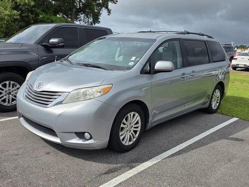 Used 2013 Toyota Sienna XLE w/ Entertainment Pkg FWD image 14