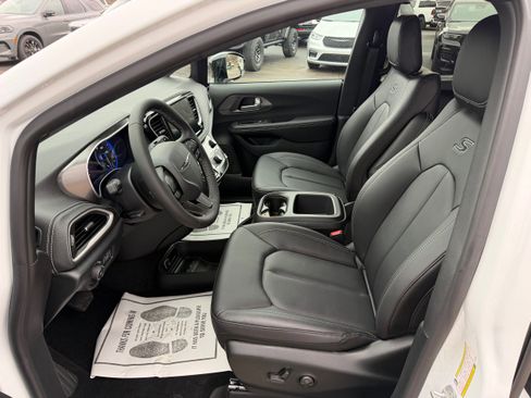 New 2026 Chrysler Pacifica Select image 4