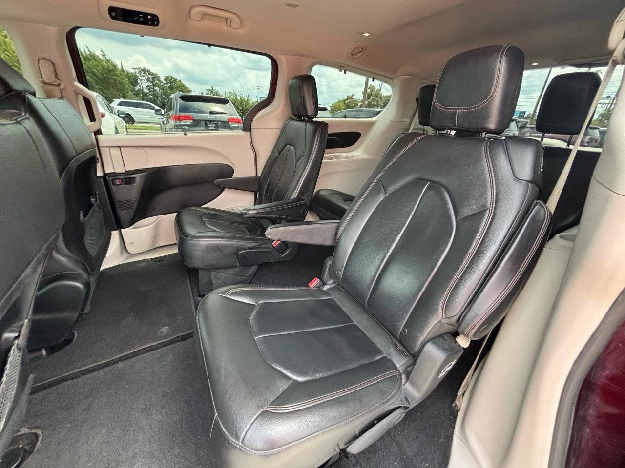 Used 2017 Chrysler Pacifica Touring-L w/ Tire & Wheel Group FWD image 15