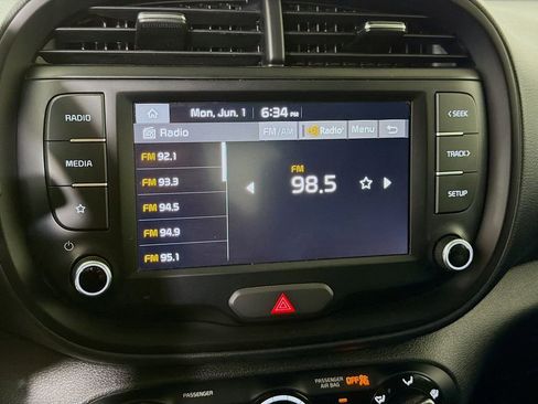 Used 2025 Kia Soul LX w/ LX Technology Package FWD image 16