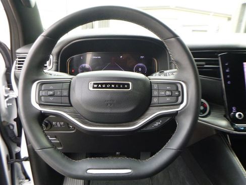 Used 2023 Jeep Wagoneer L Series II AWD/4WD image 15