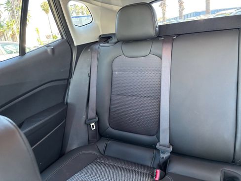 Used 2025 Chevrolet Trax LT w/ LT Convenience Package FWD image 38