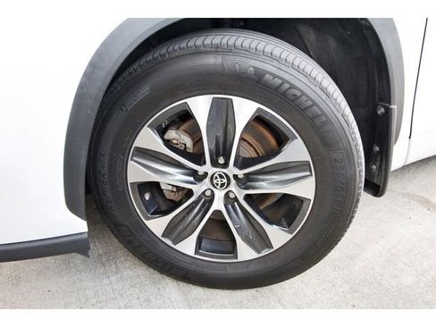 Used 2023 Toyota Highlander XLE image 32