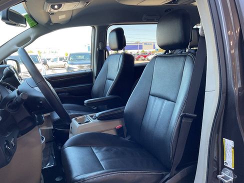 Used 2015 Chrysler Town & Country LX FWD image 15