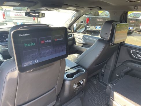 Used 2024 GMC Yukon SLT w/ SLT Luxury Package image 30