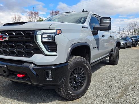 Used 2024 Chevrolet Silverado 2500 ZR2 w/ Technology Package image 3