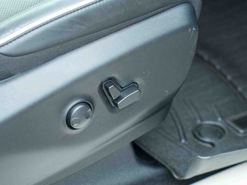 Used 2023 Chrysler Pacifica Limited AWD/4WD image 18