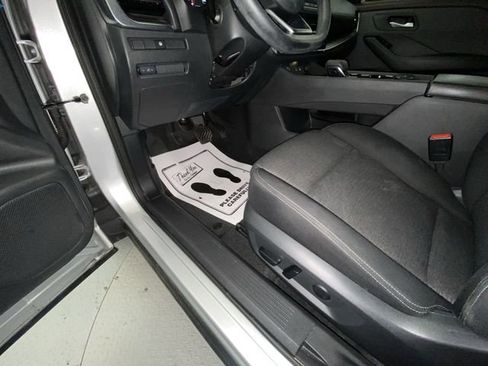 Used 2021 Nissan Rogue SV image 12