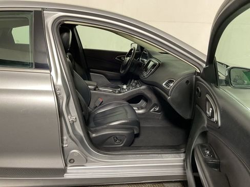 Used 2017 Chrysler 200 Limited Platinum image 37
