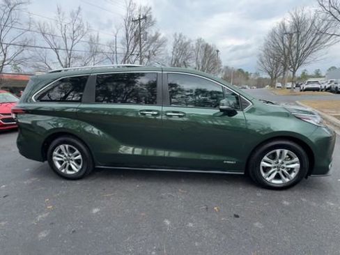 Used 2021 Toyota Sienna Limited image 17
