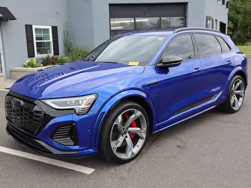 Used 2024 Audi SQ8 e-tron Premium Plus w/ Black Optic Package AWD/4WD image 2