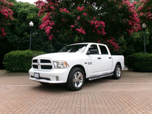 Used 2017 RAM 1500 Express RWD image 1